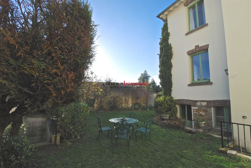 Maison . 6 chambres . 300 m²